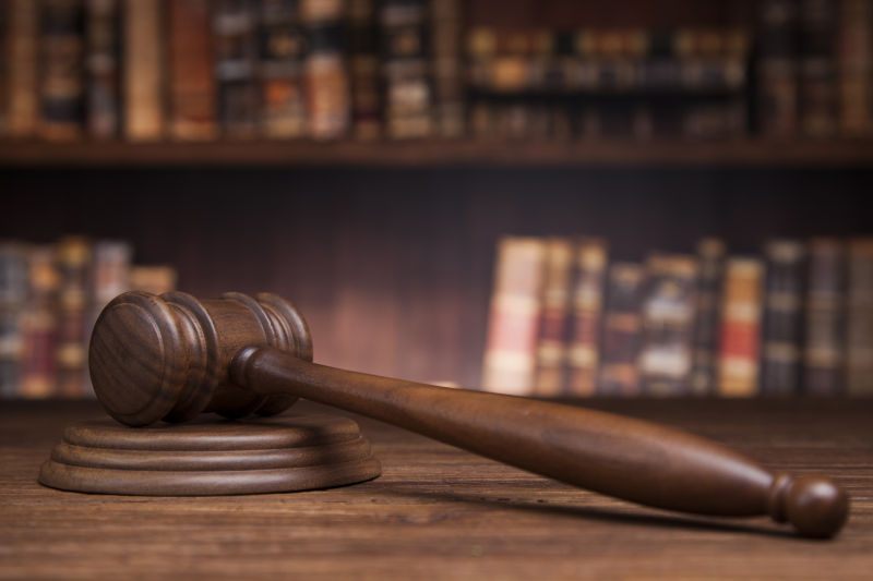 法槌與書柜 法律的雙重象征